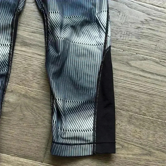🌸4/$30🌸nike |  DRI Patterned Crop Leggings - Picture 3 of 11